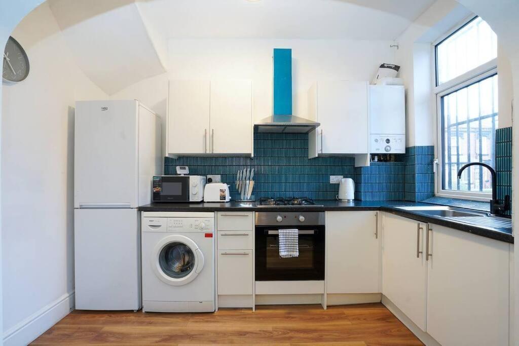 3 Bedroom Home With Free Parking Leeds  Kültér fotó