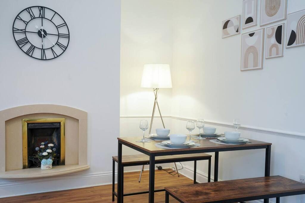 3 Bedroom Home With Free Parking Leeds  Kültér fotó
