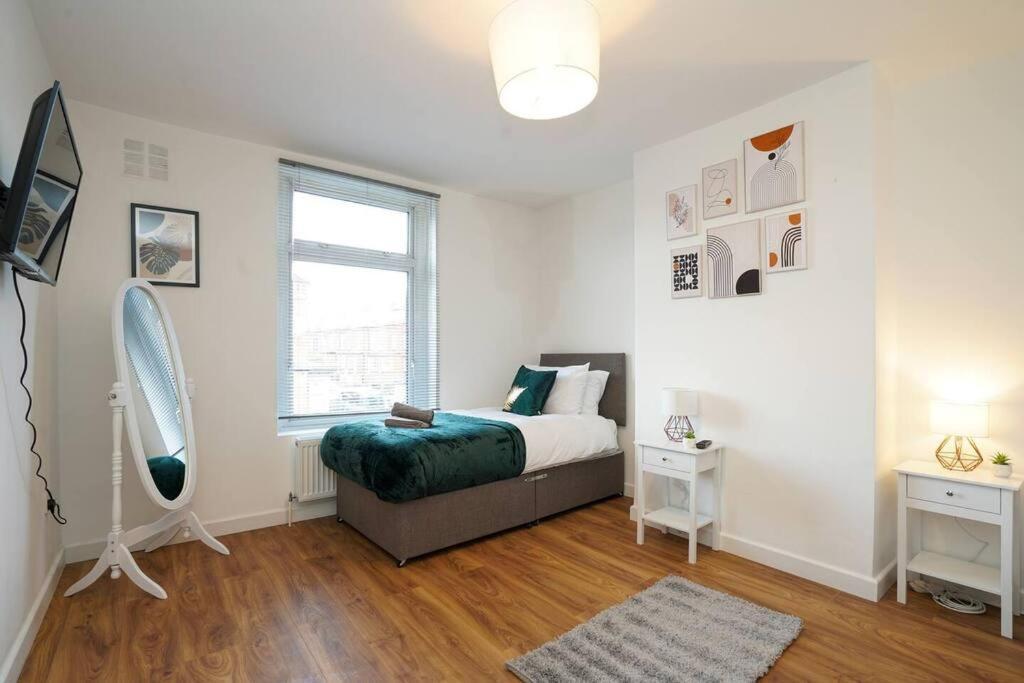 3 Bedroom Home With Free Parking Leeds  Kültér fotó