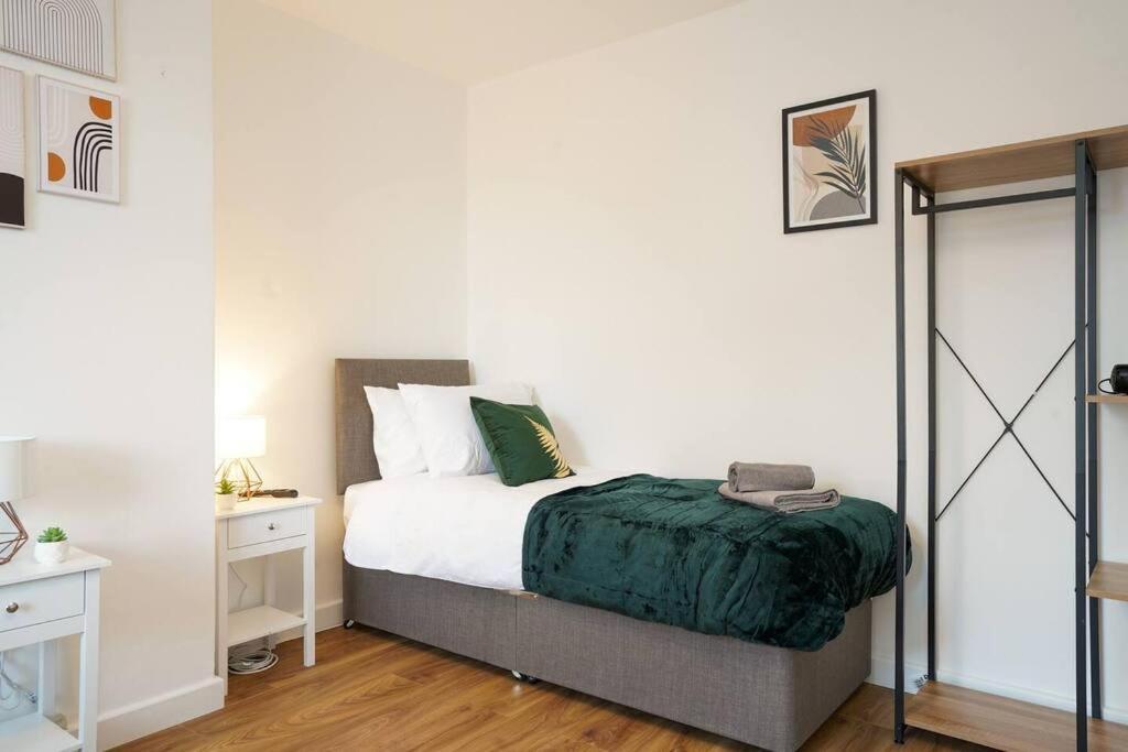 3 Bedroom Home With Free Parking Leeds  Kültér fotó