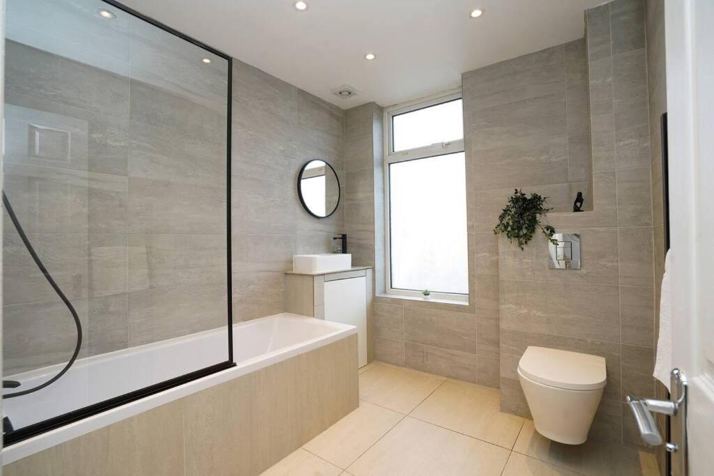 3 Bedroom Home With Free Parking Leeds  Kültér fotó